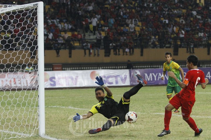 Evan Dimas Darmono Berusaha Jebol Gawang Kiper Wisnu Rustami