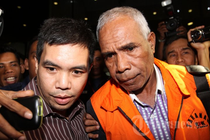 Bupati Biak Numfor Yesaya Sombuk Ditahan KPK