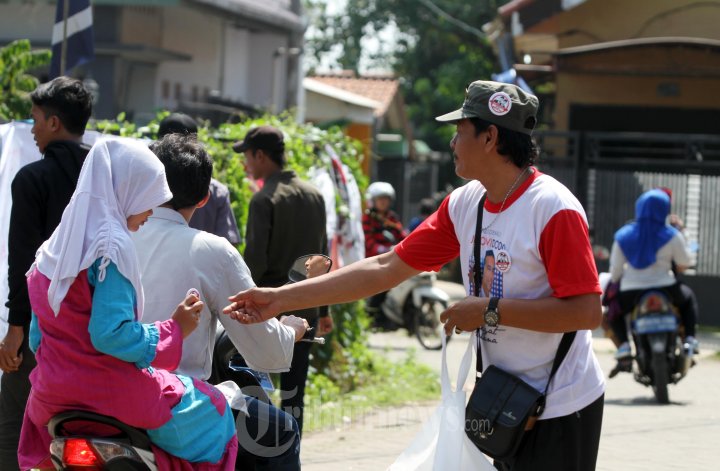 Relawan BETA Bagi-Bagi Stiker Jokowi-JK