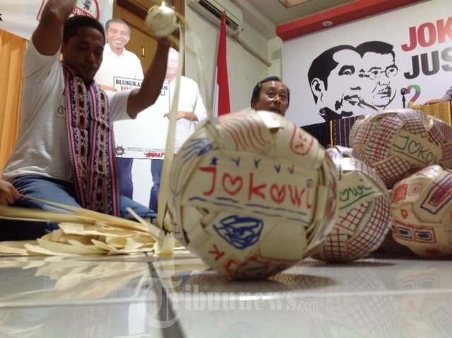 Yie dan Dance Pendukung Jokowi Merajut Bola Jokowi