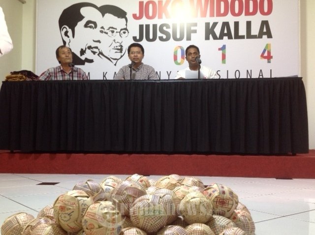 Yie dan Dance Pendukung Jokowi Merajut Bola Jokowi