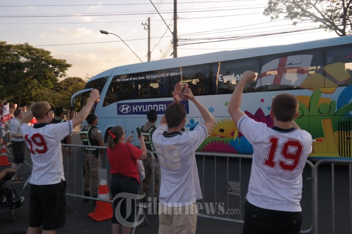 Suporter Inggris Menanti Bus Pembawa Timnas Inggris
