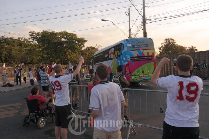 Suporter Inggris Menanti Bus Pembawa Timnas Inggris