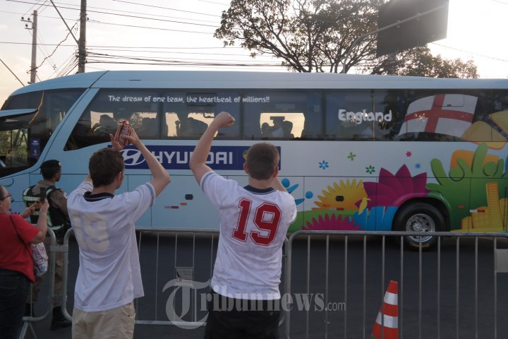 Suporter Inggris Menanti Bus Pembawa Timnas Inggris