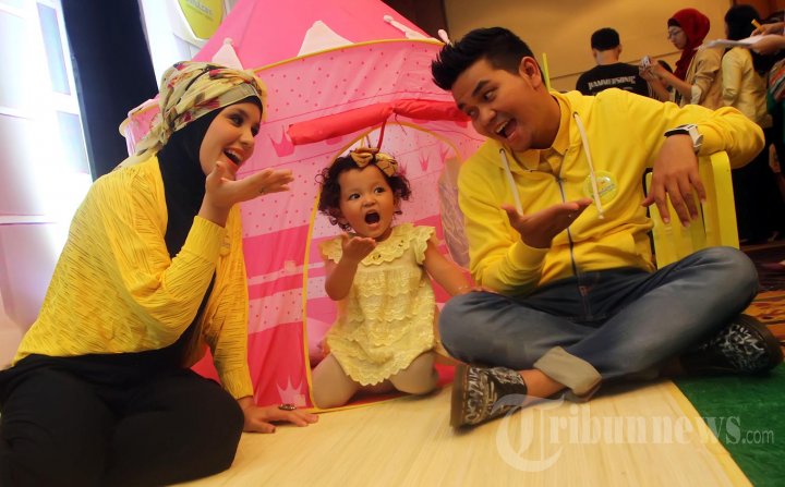 Indra Bekti bersama keluarga