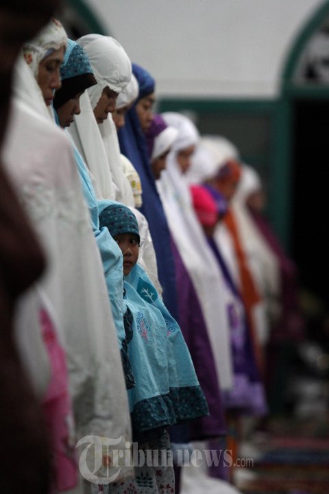 Umat Muslim Muhammadiyah Lakukan Shalat Tarawih