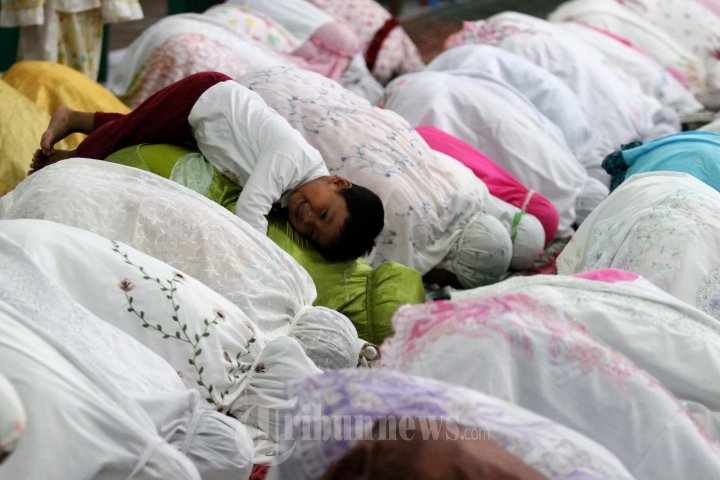 Umat Muslim Muhammadiyah Lakukan Shalat Tarawih