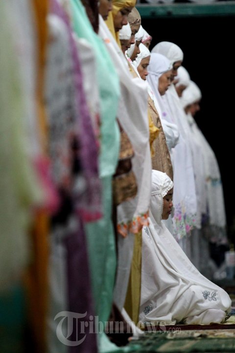 Umat Muslim Muhammadiyah Lakukan Shalat Tarawih