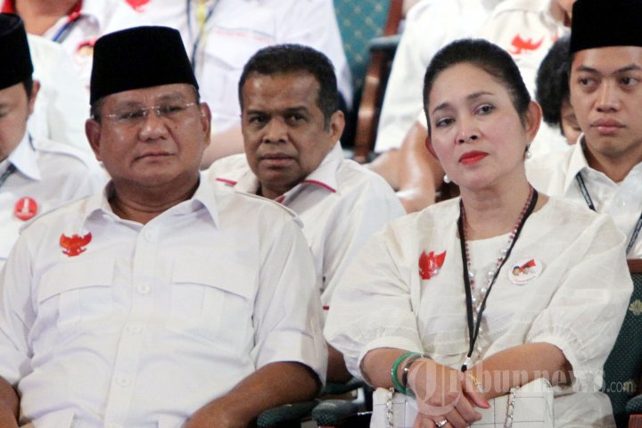 Prabowo dan Titiek Soeharto Duduk Berdampingan