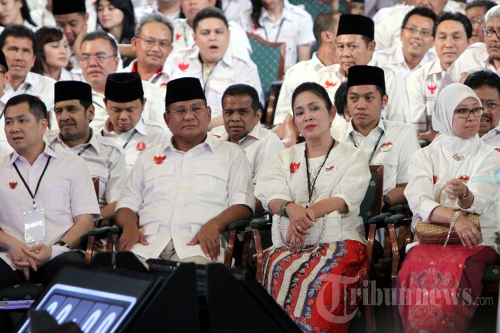 Prabowo dan Titiek Soeharto Duduk Berdampingan