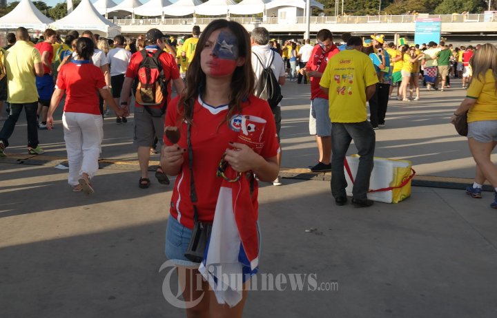 Suporter Cile Dihibur Pendukung Brasil
