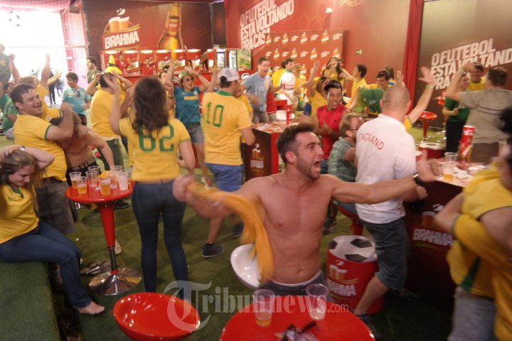 Suporter Brasil Luapkan Kemenangan Kalahkan Cile