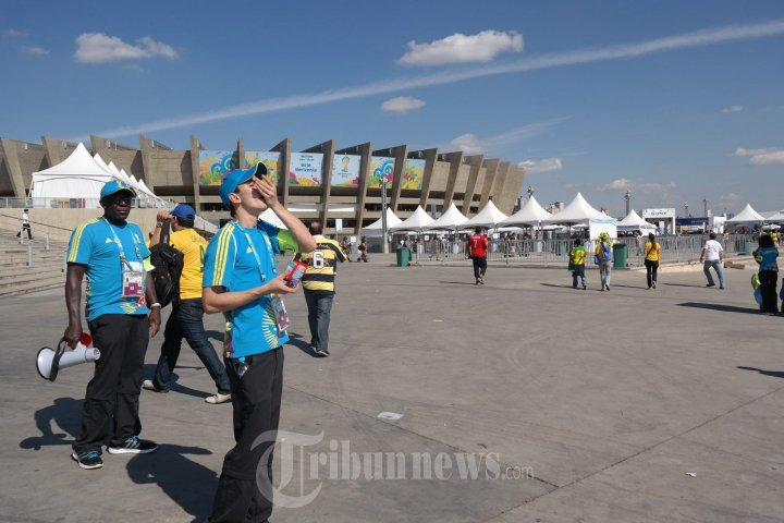 Para Petugas Relawan Piala Dunia Brasil 2014 Siaga