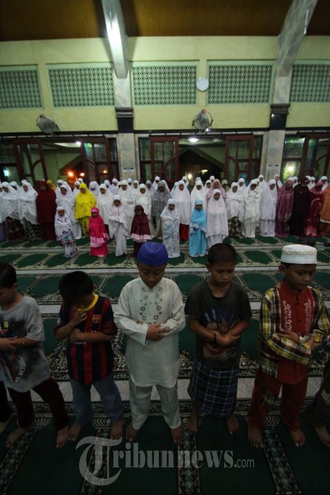 Jemaah Muhammadiyah Shalat Tarawih Pertama di Medan