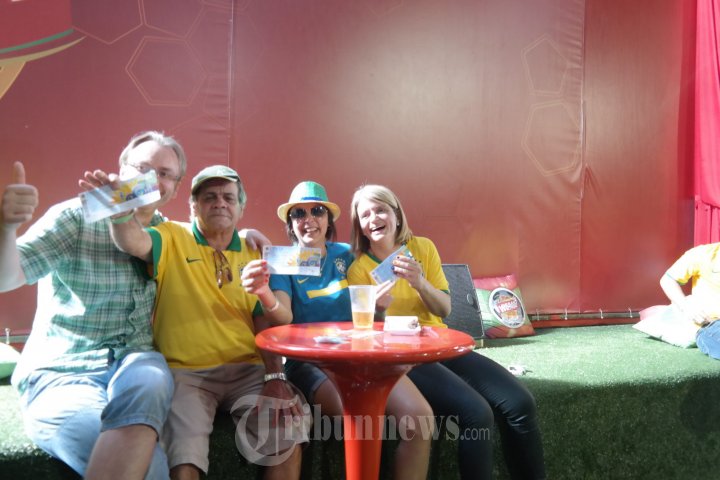 Jaqueline Raquell Tunjukkan Tiket Palsu Piala Dunia Brasil