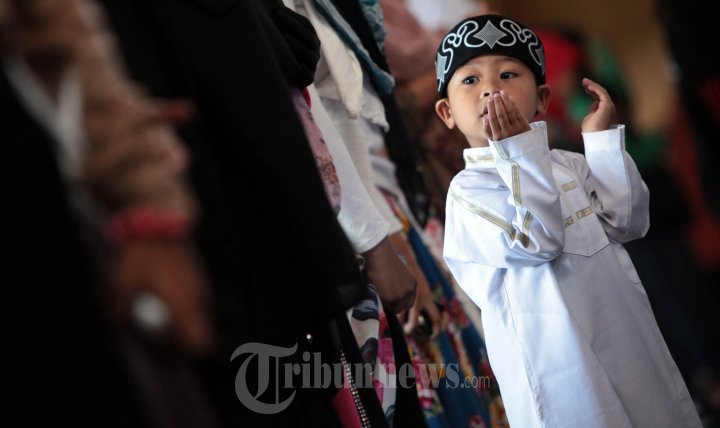 Seorang Bocah Berdoa Disela-sela Shalat Tarawih