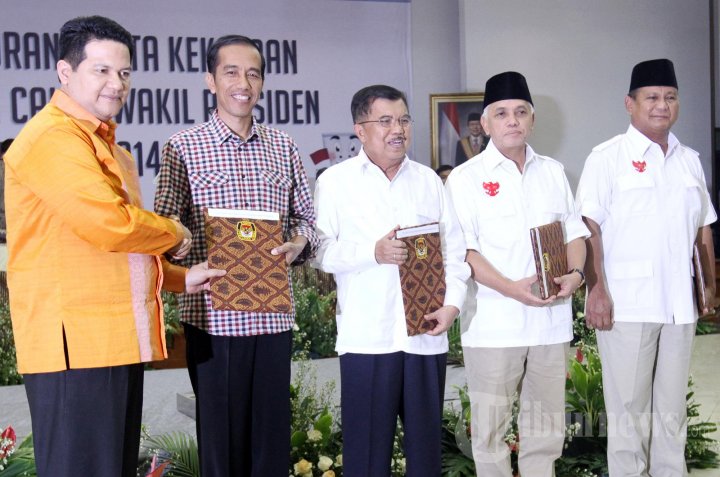 Ketua KPU. Husni Kamil Manik (kiri) menyerahkan hasil verifikasi harta kekayaan capres dan cawapres nomor urut 1 serta capres dan cawapres nomor urut 2, di kantor KPU, Jakarta Pusat, Selasa (1/7/2014). Capres nomor urut 1, Prabowo Subianto memiliki harta kekayaan terbanyak, yaitu sebesar Rp 1,6 triliun, cawapres nomor urut 2, Jusuf Kalla sebesar Rp 465 miliar, cawapres nomor urut 1, Hatta Rajasa sebesar Rp 30 miliar, dan capres nomor urut 2, Joko Widodo sebesar Rp 29 miliar. 