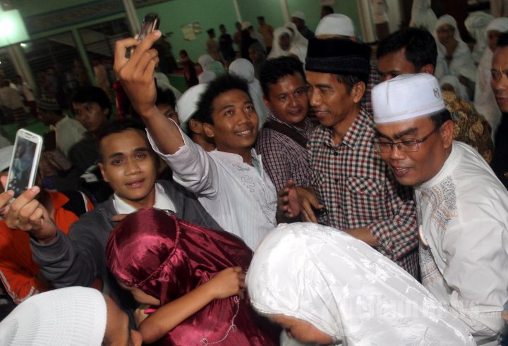 Jokowi Sholat Tarawih di Cilegon