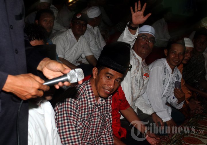 Jokowi Sholat Tarawih di Cilegon