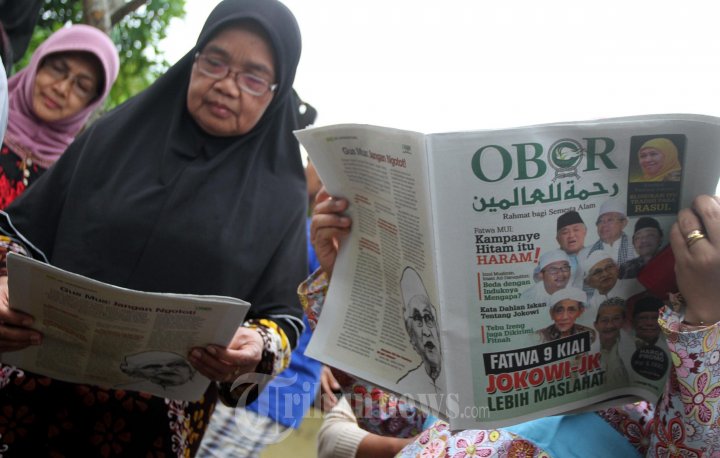 Pendukung Jokowi-JK Baca Tabloit Obor Rahmatan Lil Alamin