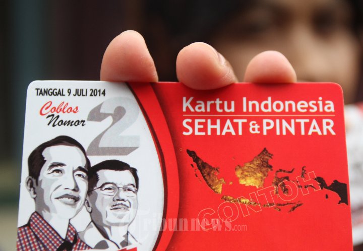 Pendukung Capres Jokowi Menunjukkan Kartu Sehat-Pinter