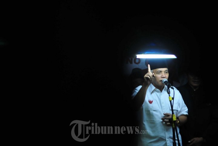 Calon Wakil Presiden nomor urut 1, Hatta Rajasa, berpidato didepan ratusan santri di Pondok Cipasung, Singaparna, Tasikmalaya, Jawa Barat, Kamis (3/7/2014). Hari-hari terakhir kampanye, Hatta berkunjung ke sejumlah simpatisan di Kota Tasikmalaya dan Kabupaten Tasikmalaya. 