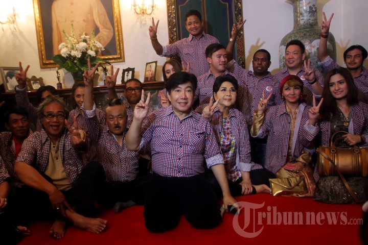Guruh Buka Bersama dengan Anak Yatim dan Selebriti
