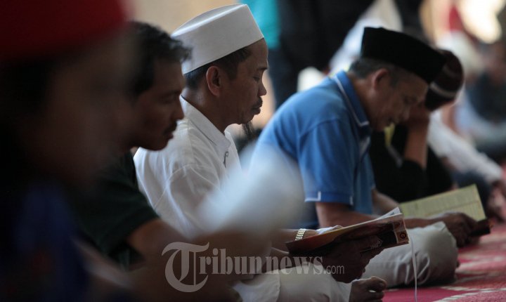 Warga Baca Al Quran Mengisi Waktu Berpuka Puasa