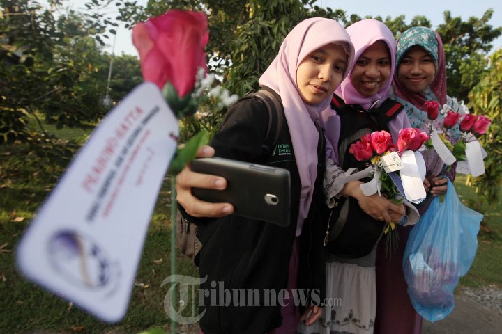 Salimah Sulsel Bagi Bunga Dukung Prabowo-Hatta