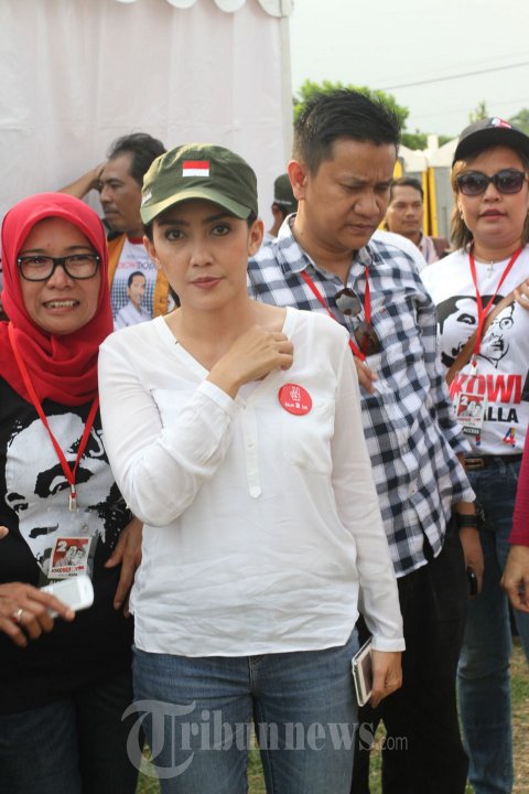 Rieke Diah Pitaloka di Acara Salam 2 Jari