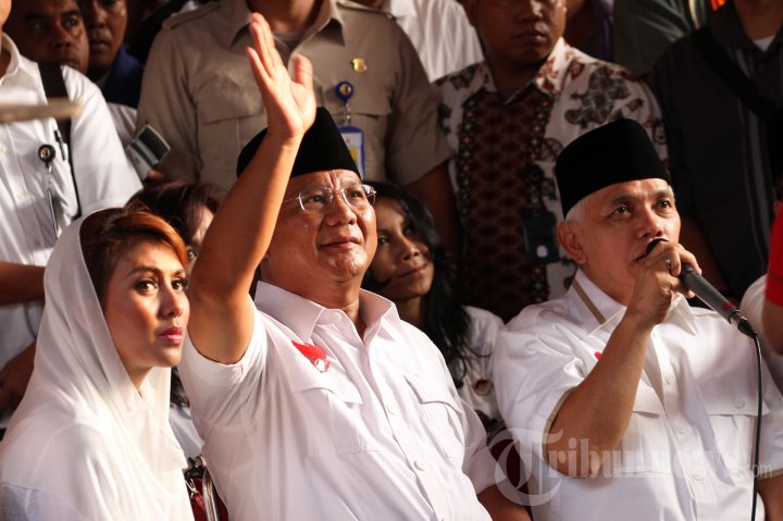 Prabowo-Hatta Teleconference dengan Sejumlah Pesantren