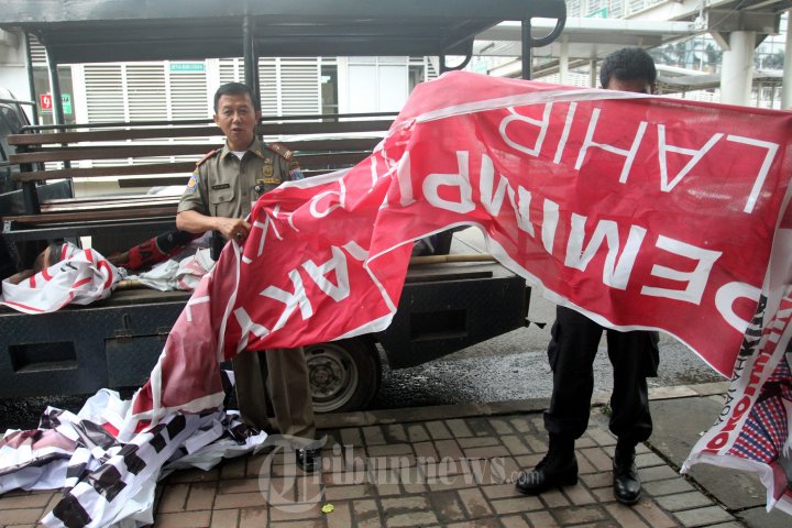 Satpol PP Turunkan Alat Peraga Kampanye Pilpres 2014