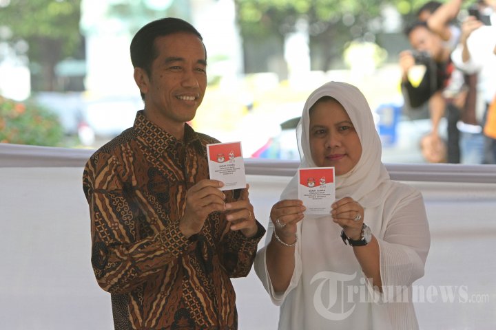Jokowi dan Istri Nyoblos