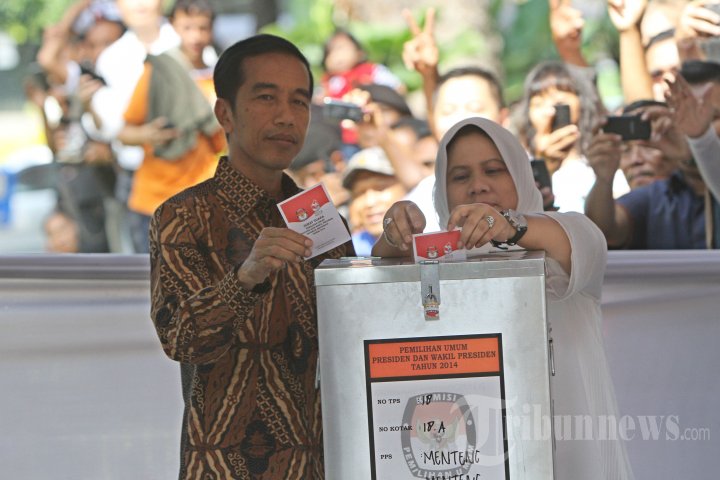 Jokowi dan Istri Nyoblos