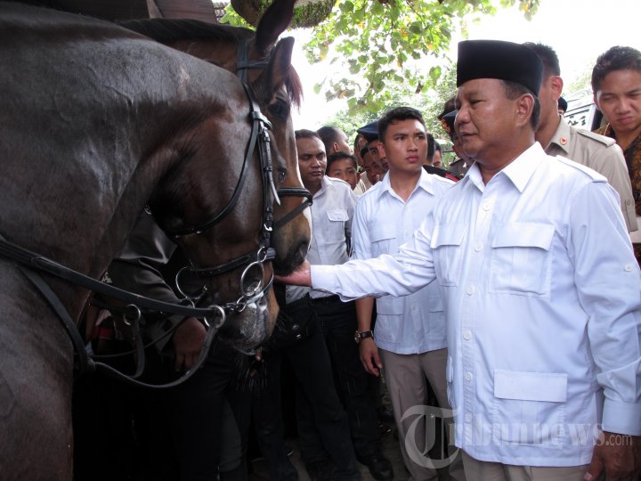 Polisi Berkuda Ada di TPS Prabowo Subianto