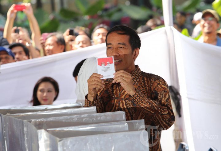 Jokowi Mencoblos di TPS 18 Menteng