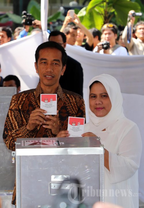 Jokowi Mencoblos di TPS 18 Menteng