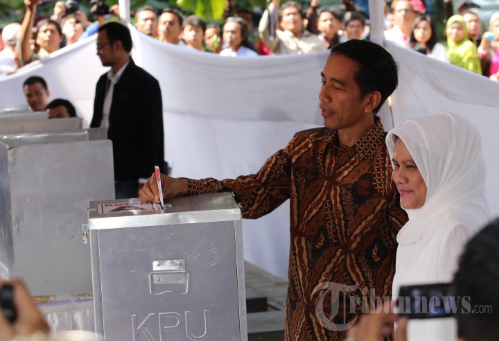 Jokowi Mencoblos di TPS 18 Menteng