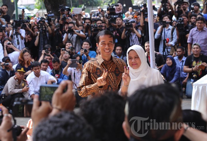 Jokowi Mencoblos di TPS 18 Menteng
