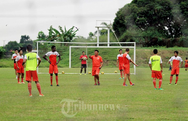 Tim Sepakbola Persija Lakukan Latihan