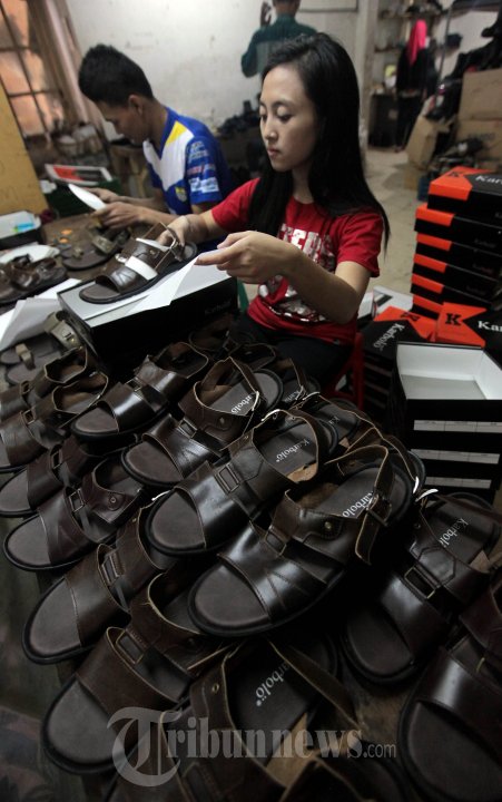 Produksi Sandal Kulit Karbolo Meningkat Jelang Lebaran