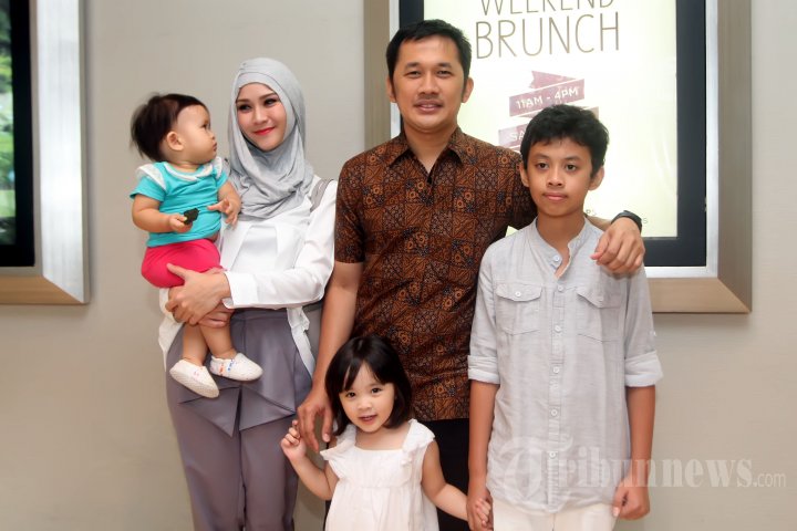Zaskia Adya Mecca dan Keluarga Nonton Film Hijrah Cinta