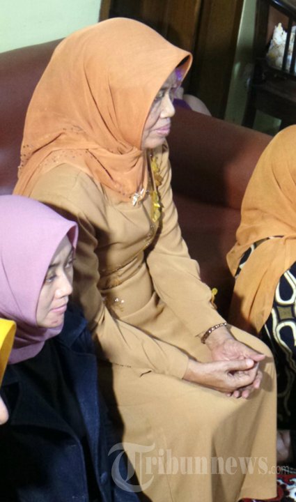 Ibunda Jokowi Sujiyatmi Sujud Syukur