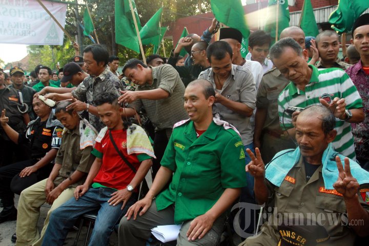Jokowi Presiden Pemuda GP Ansor dicukur Botak