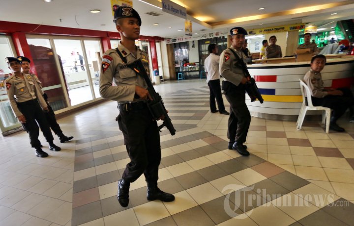 Brimob Jaga Pusat Perbelanjaan