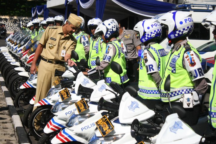 Ganjar Pranowo Mengecek Personil Operasi Ketupat Candi