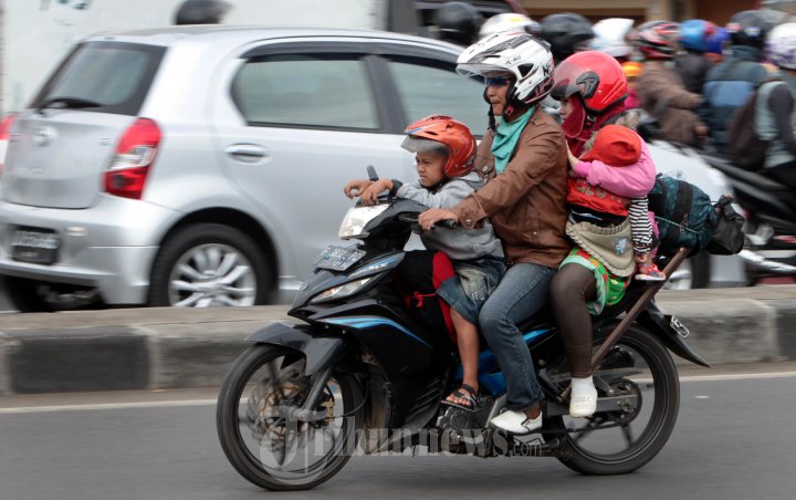 Pemudik Ini Nekat Mudik Menggunakan Sepeda Motor