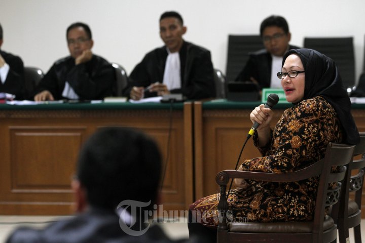 Terdakwa Ratu Atut Chosiyah Menjalani Sidang di Tipikor
