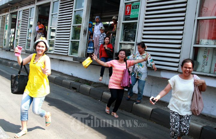 Penumpang Bus TranJakarta Tidak Tertib
