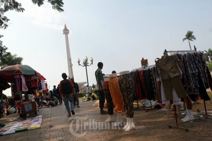 Udah Ditertibkan Satpol PP PKL Monas Nekat Berjualan